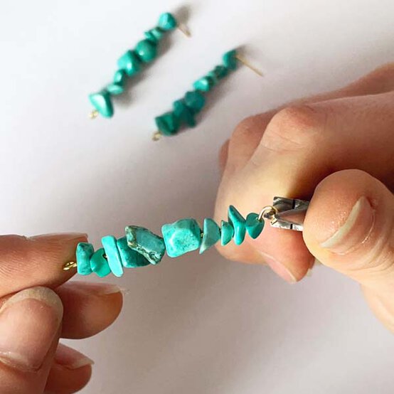 Layered%2DNecklace%2DGemstone%2DNecklace%2DStep1.jpg?sw=554&q=85