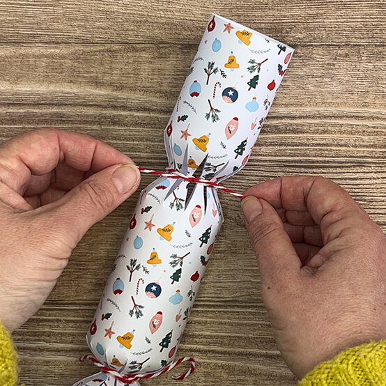 how%2Dto%2Dmake%2Dbright%2Dchristmas%2Dcrackers%5Fstep%2D4b.jpg?sw=554&q=85