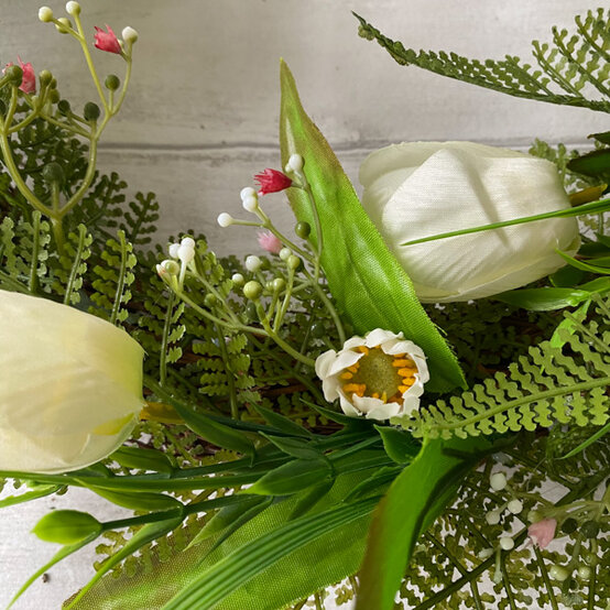 idea%5Fupdate%2Dspring%2Dwreath%2Dwith%2Dtulips%2D03.jpg?sw=554&q=85