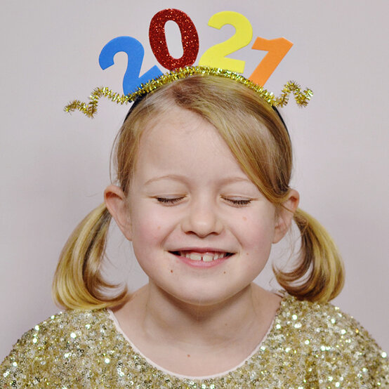 new-years-eve-kids-crafts47.jpg?sw=554&q=85