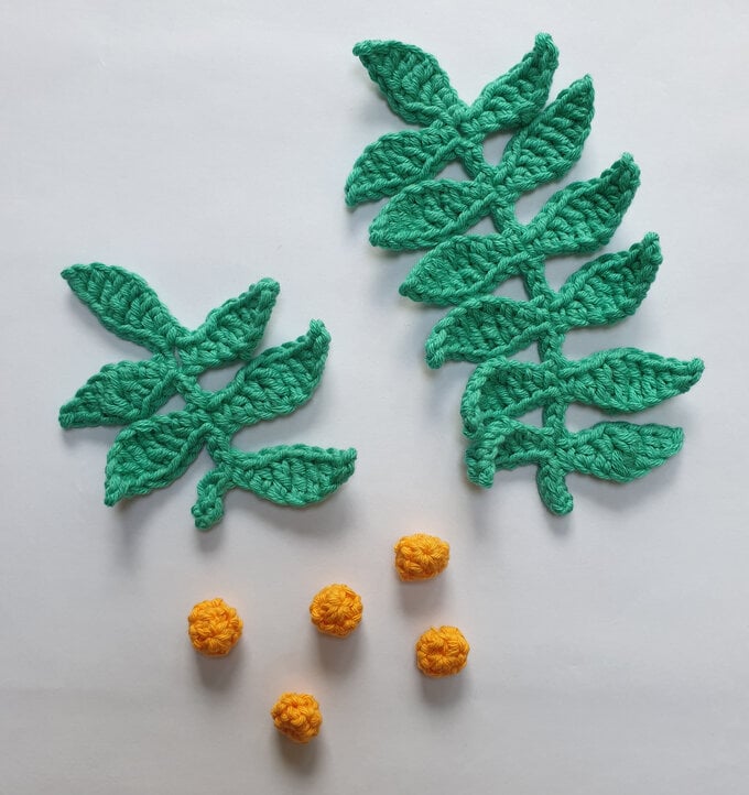 how-to-crochet-an-autumn-wreath-berry-leaves.jpg?sw=680&q=85