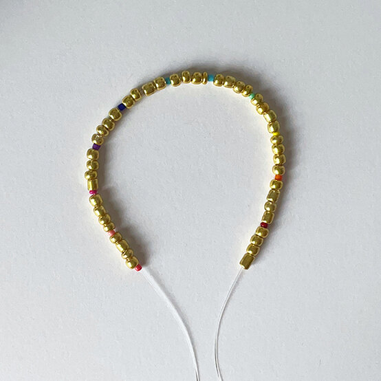 ideas%5Fjewellery%2Dprojects%2Dto%2Dmake%2Dwith%2Dbeads%5Frainbow%2Dbracelet%2D2.JPG?sw=554&q=85