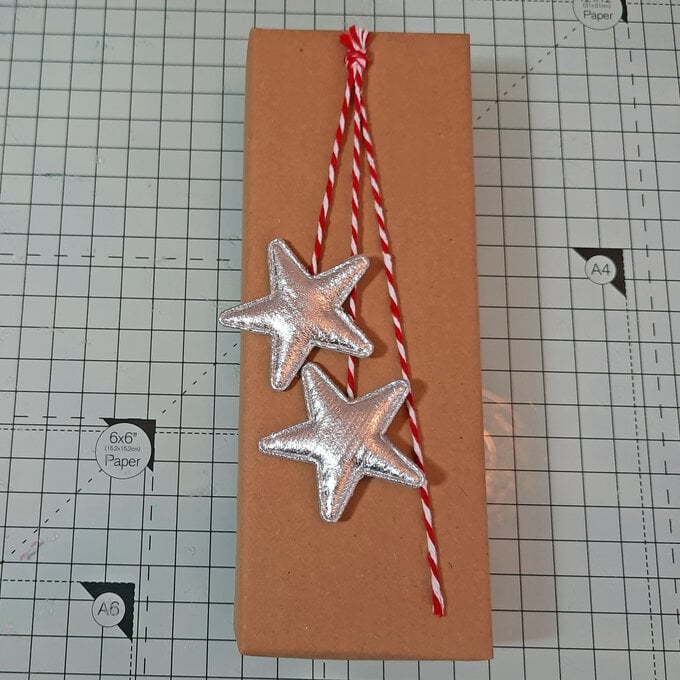 three-ways-to-make-handmade-christmas-gift-wrap_falling-stars_step3.jpg?sw=680&q=85