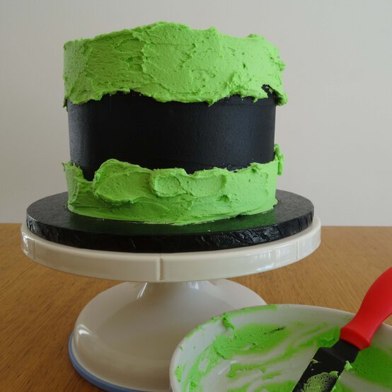 halloween-fault-line-cake-step-4.jpg?sw=554&q=85