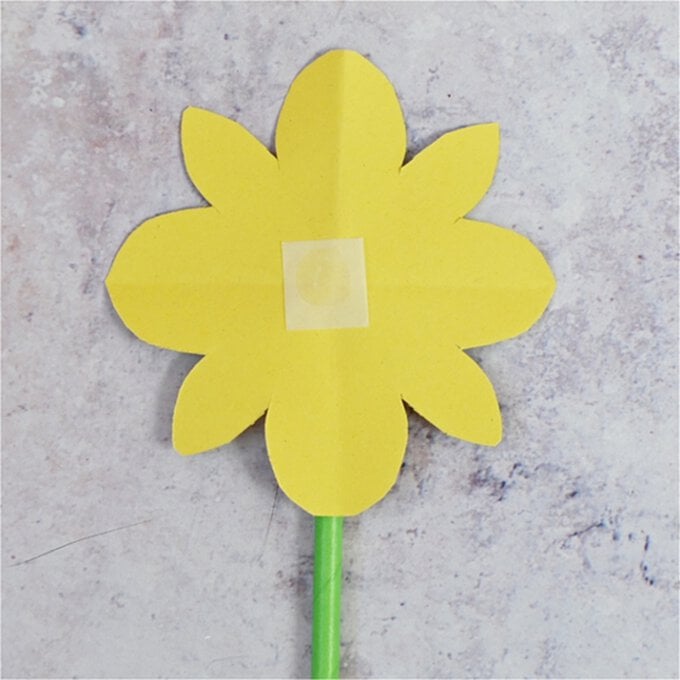 How-to-Make-an-Easy-Daffodil-Bouquet_Step6a.jpg?sw=680&q=85