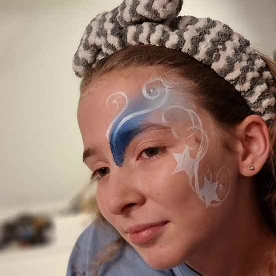 how-to-create-a-new-years-eve-face-paint-design_step4_2.jpg?sw=554&q=85