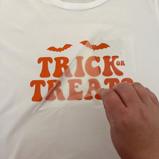 Idea_cricut-how-to-make-a-personalised-t-shirt-with-iron-on-vinyl_step5.JPG?sw=554&q=85