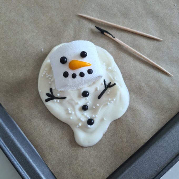 idea_how-to-make-melted-snowman-treats_step5.jpg?sw=680&q=85