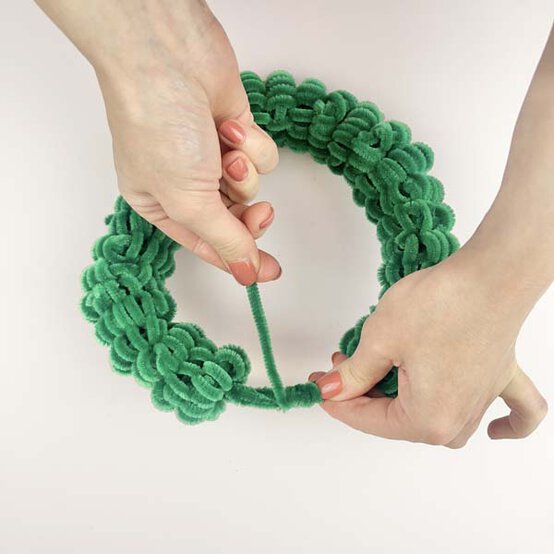 ideas%5Fpipe%2Dcleaner%2Dchristmas%2Dcrafts%5Fwreath%5Fstep%2D9.jpg?sw=554&q=85