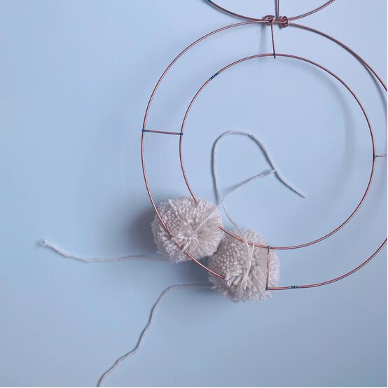 pom_pom_bunny_wall_art_step_6.jpg?sw=554&q=85