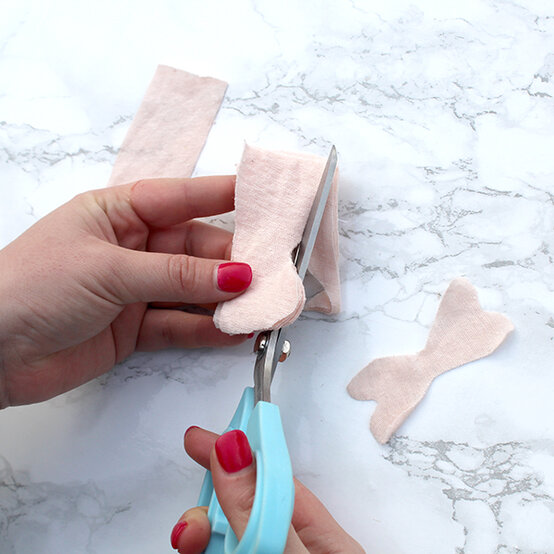 how_to_make_rag_rug_wreath_10.jpg?sw=554&q=85