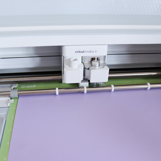 cricut_birthday-banner-with-smart-iron-on-vinyl_step2_3.jpg?sw=554&q=85