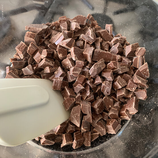 idea_how-to-make-a-chocolate-egg-cheesecake_step1b.jpg?sw=554&q=85