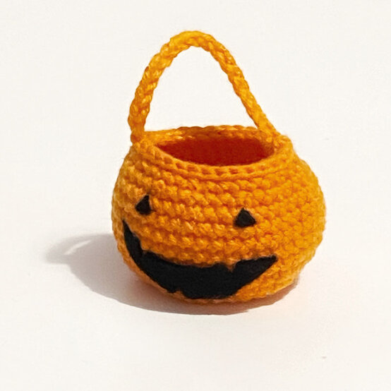 Tiny%2DFriends%2DHalloween%5FPumpkinBucket1.JPG?sw=554&q=85