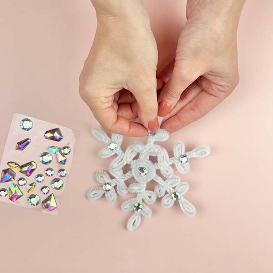 ideas%5Fpipe%2Dcleaner%2Dchristmas%2Dcrafts%5Fsnowflake%5F7.jpg?sw=554&q=85