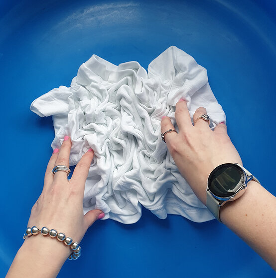 How-to-tie-dye-a-t-shirt_Mottled%20effect%20Step%202b.jpg?sw=554&q=85