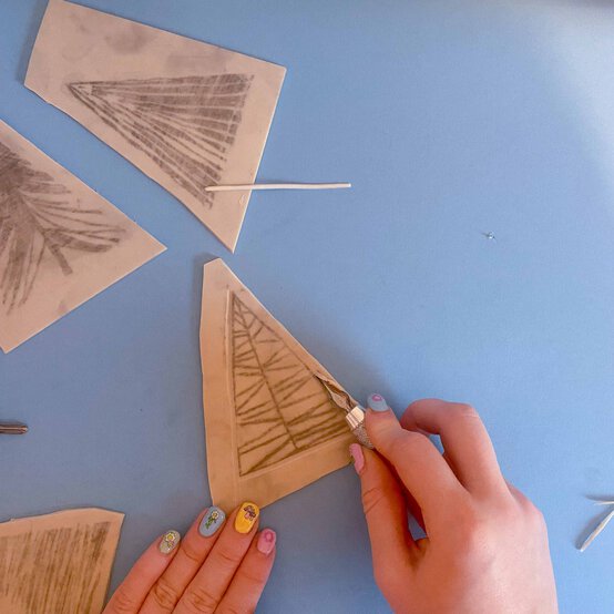 Idea_how-to-make-lino-print-gift-wrap_step4b.jpg?sw=554&q=85