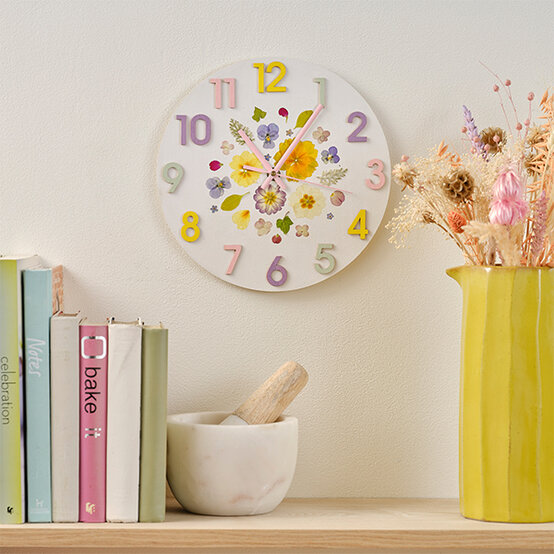 ideas%5Fpressed%2Dflower%2Dgift%2Dideas%2Dfor%2Dmothers%2Dday%5Ffinished%2Dclock.jpg?sw=554&q=85