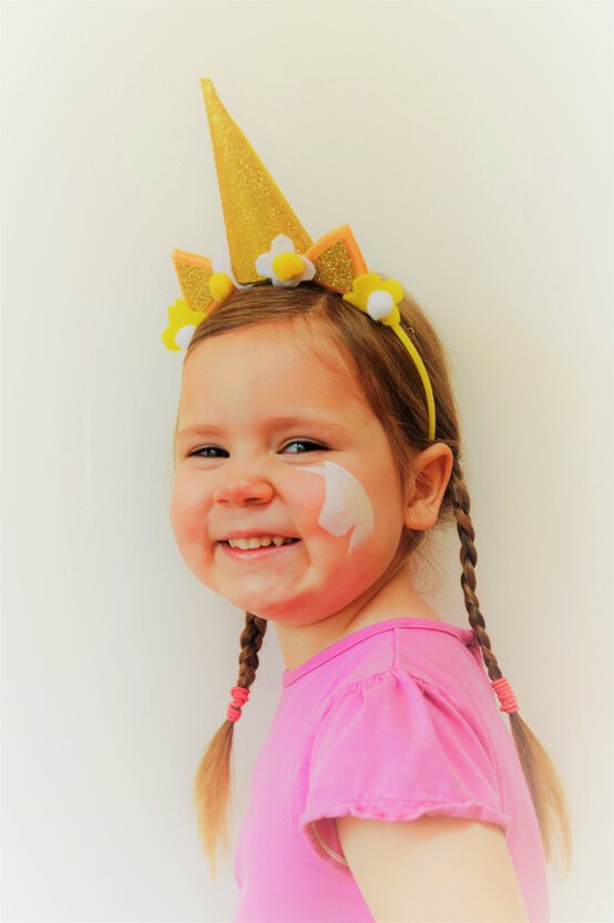 how_to_make_a_unicorn_head_dress_step1.jpg?sw=554&q=85