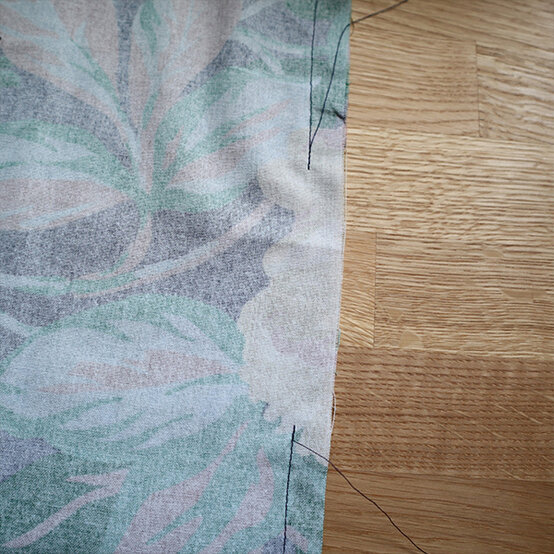 how-to-make-a-seat-cushion_step-3_2.jpg?sw=554&q=85