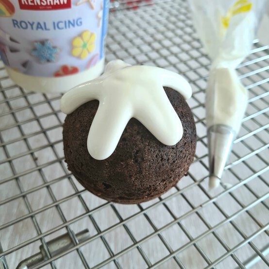 Idea_how-to-make-christmas-pudding-cakes_step2b.jpg?sw=554&q=85