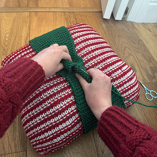 idea%5Fknit%2Da%2Dpresent%2Dcushion%5Fstep13.png?sw=554&q=85