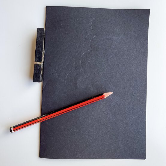 sustainable-bat-garland-2.jpeg?sw=554&q=85