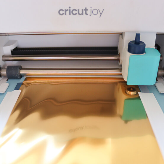 cricut_how-to-make-a-foiled-fathers-day-card_step3.jpg?sw=554&q=85