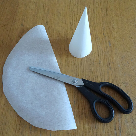 xmas-baking-lucy-caravan-cake13.jpg?sw=554&q=85