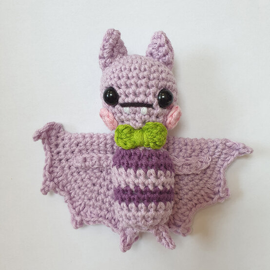 how-to-crochet-a-Halloween-garland_bat.jpg?sw=554&q=85
