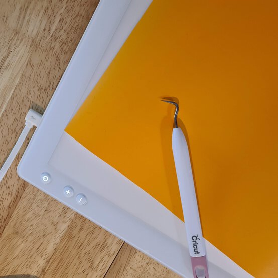 cricut_how-to-make-an-adhesive-vinyl-sign_step6.jpg?sw=554&q=85