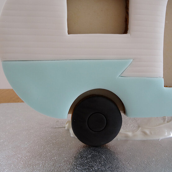 xmas-baking-lucy-caravan-cake26.jpg?sw=554&q=85