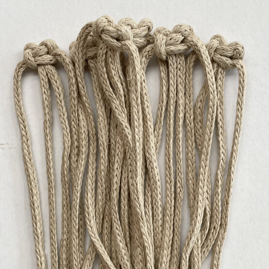 how%5Fto%5Fmake%5Fmacrame%5Fbunny%5Fplant%5Fpods%5Fstep%2D16.jpg?sw=554&q=85