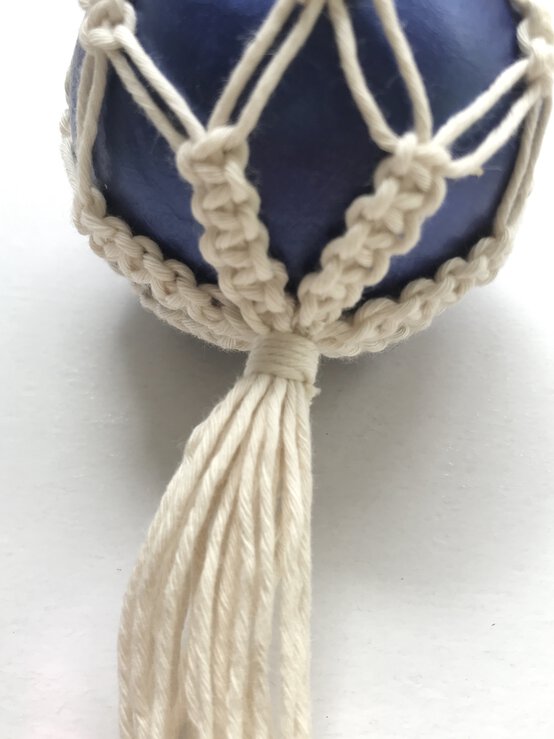 how_to_make_macrame_baubles_blue_tutorial_step-16.jpg?sw=554&q=85