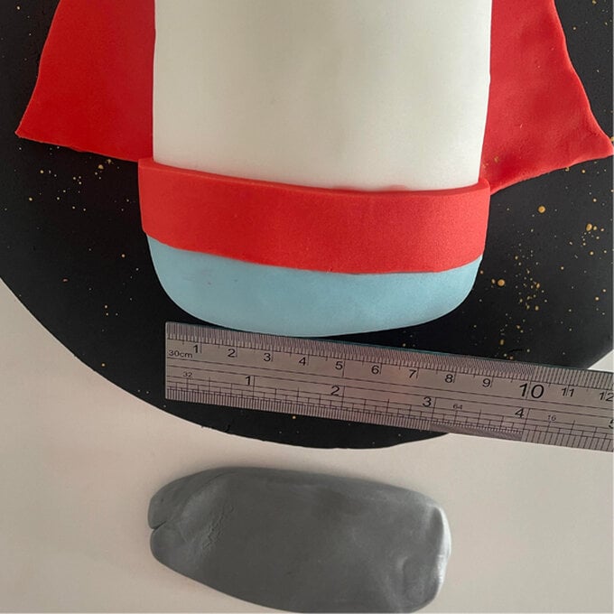 idea_how-to-decorate-a-rocket-cake_step15a.jpg?sw=680&q=85