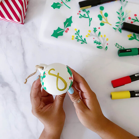 personalised-decorated-ceramic-baubles-3_1.jpg?sw=554&q=85