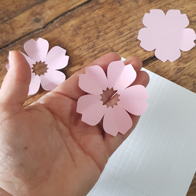 paper-flower-toppers_step5.jpg?sw=680&q=85