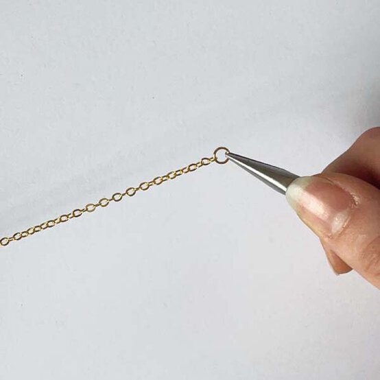 Layered%2DNecklace%2DGemstone%2DNecklace%2DStep6.jpg?sw=554&q=85