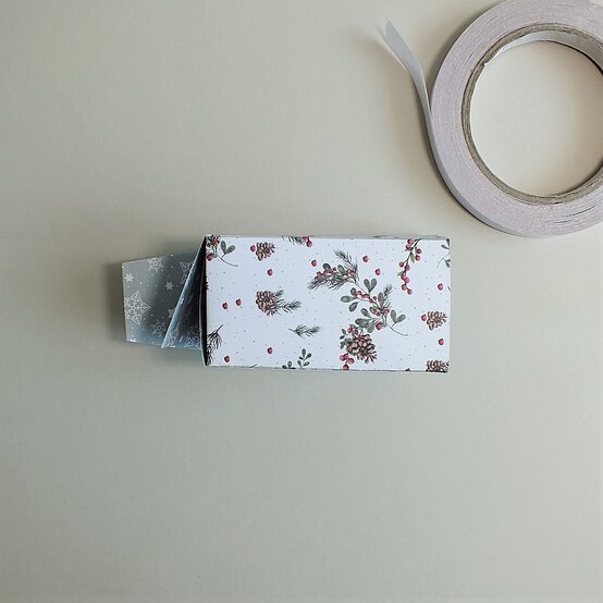 papercraft-christmas-advent-calendar_gift-bag_step3.jpg?sw=554&q=85