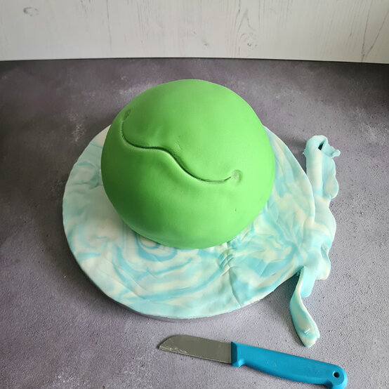 idea_how-to-make-a-frog-cake_step6b.jpg?sw=554&q=85