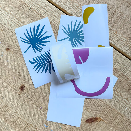 cricut_how_to_make_an_adhesive_vinyl_frame_3.-palm-frame.jpg?sw=554&q=85