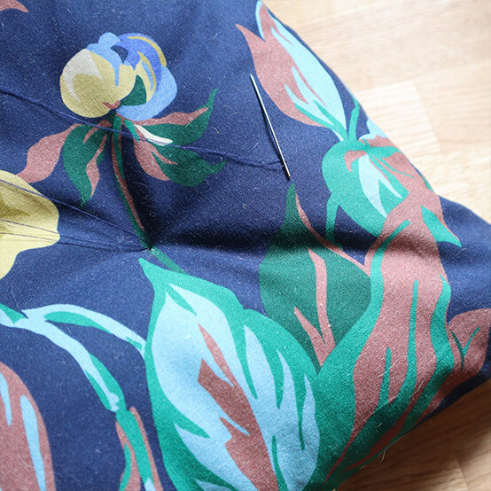 how-to-make-a-seat-cushion_step-9.jpg?sw=554&q=85