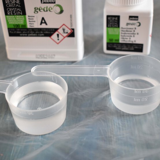 resin-cutting-board-step-2.jpg?sw=554&q=85