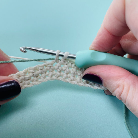 idea_crochet-good-vibes-tapestry_step2.jpg?sw=554&q=85