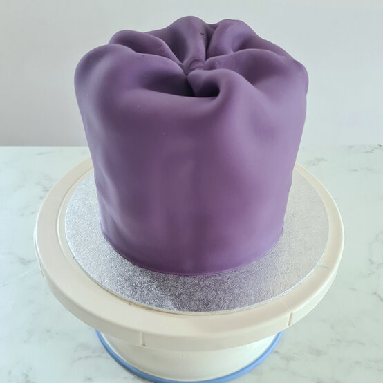 idea_how-to-make-a-coronation-cake_step10d.jpg?sw=554&q=85