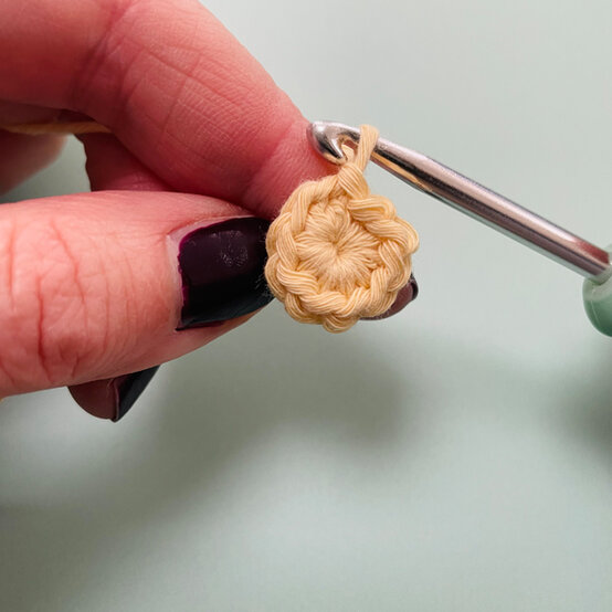 idea_crochet-good-vibes-applique_step2.jpg?sw=554&q=85