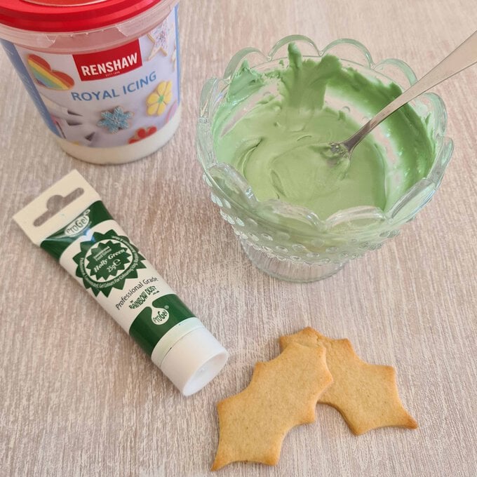 Idea_how-to-decorate-christmas-biscuits_step4a.jpg?sw=680&q=85