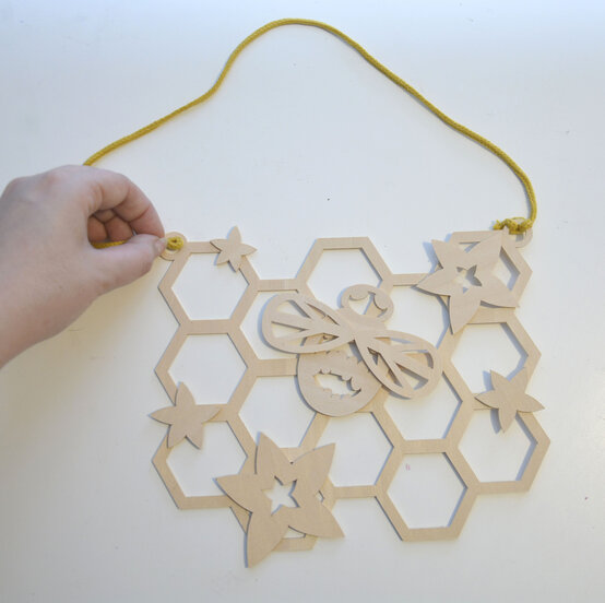 cricut_how_to_make_a_bee_wall_hanging_step16.jpg?sw=554&q=85