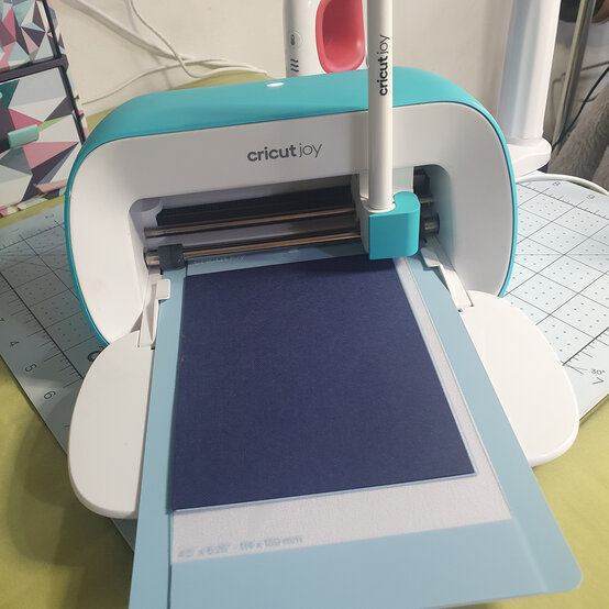 cricut_get_started_in_cricut_joy_valentines_card_for_him_24.jpg?sw=554&q=85