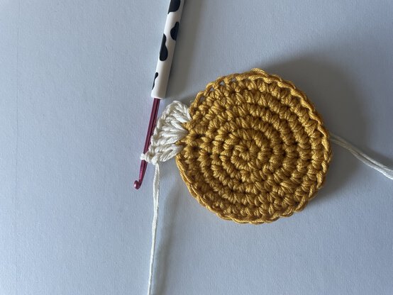Crochet%20Daisy%20Wand%20Step%202.jpeg?sw=554&q=85